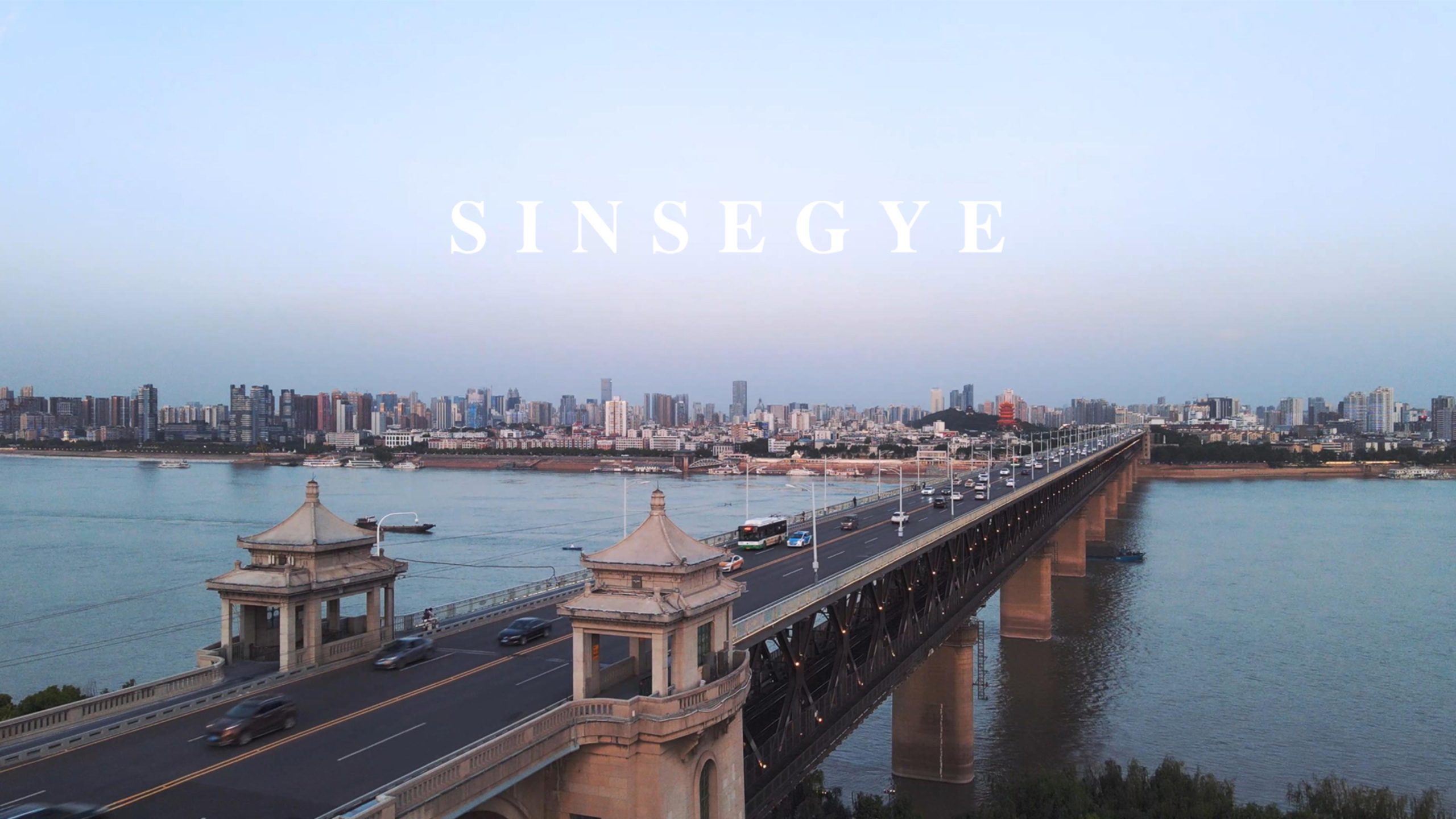 办公室巡礼第五站 | 别只看它红！实验室、弧度墙、空中花园…这栋楼有点东西